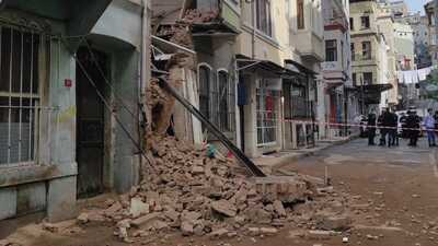 Beyoğlu'nda 2 katlı bina çöktü!