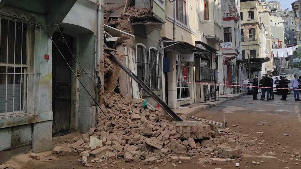 Beyoğlu'nda 2 katlı bina çöktü!