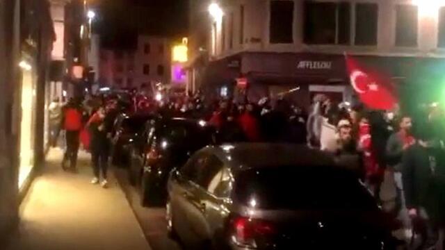 "Türk bayrağı yakmasınlar diye gittik!" Lyon'da Türkler sokağa indi!