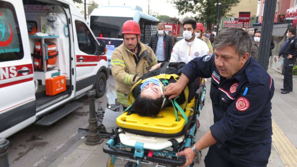 Işık ihlali yapan minibüste sıkıştı