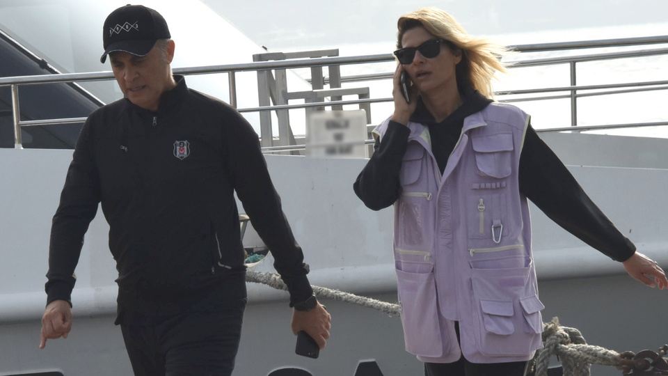 Aşıklar yürüyüşte