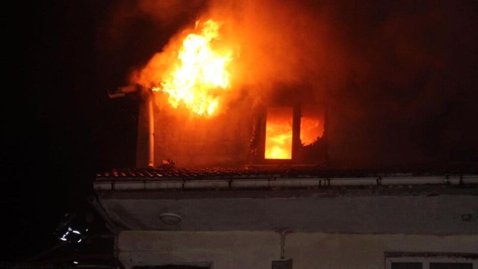 Anne ile oğlu alevlerin arasında kaldı!