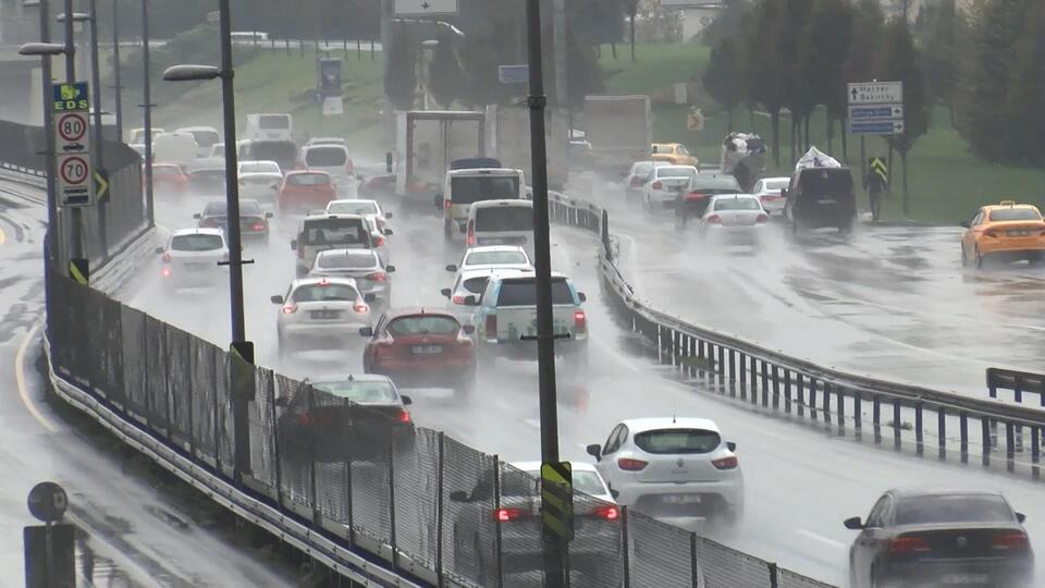 Beklenen yağış İstanbul'da başladı!