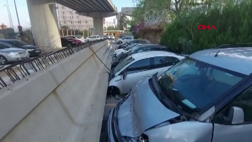 Dev köprü bloğu araçların üzerine düştü!