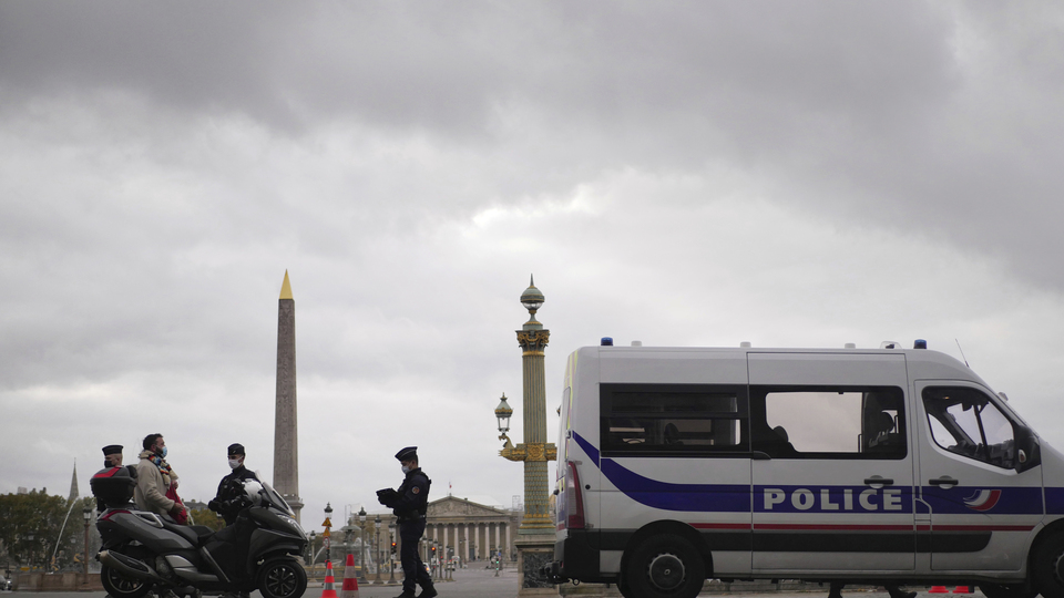 Paris'te bıçaklı saldırı!