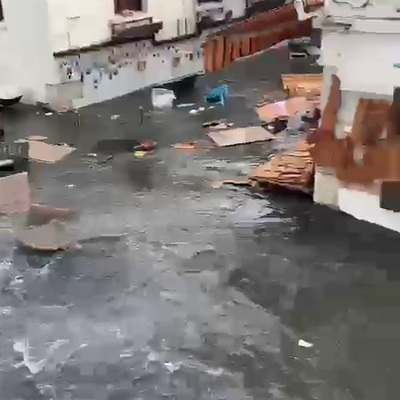 Deniz suları sokakları kapladı!