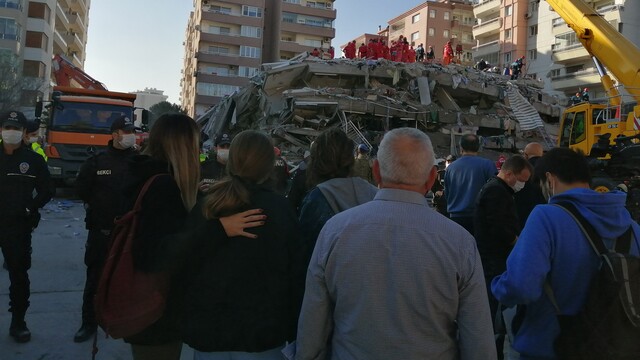 Rıza Bey Apartmanı enkazında ikiz kardeşler aranıyor