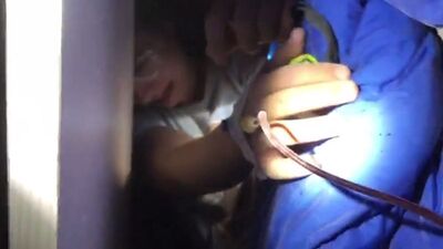 Enkazın altında böyle dedi: "Abla çok korkuyorum, elimi tutar mısın!"