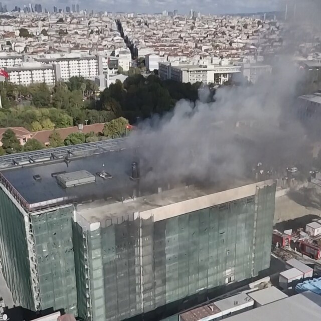 İstanbul Tıp Fakültesi'ndeki inşaatta yangın!