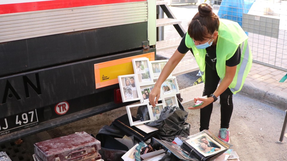 Enkazdan çıkan fotoğraflar yürek burktu