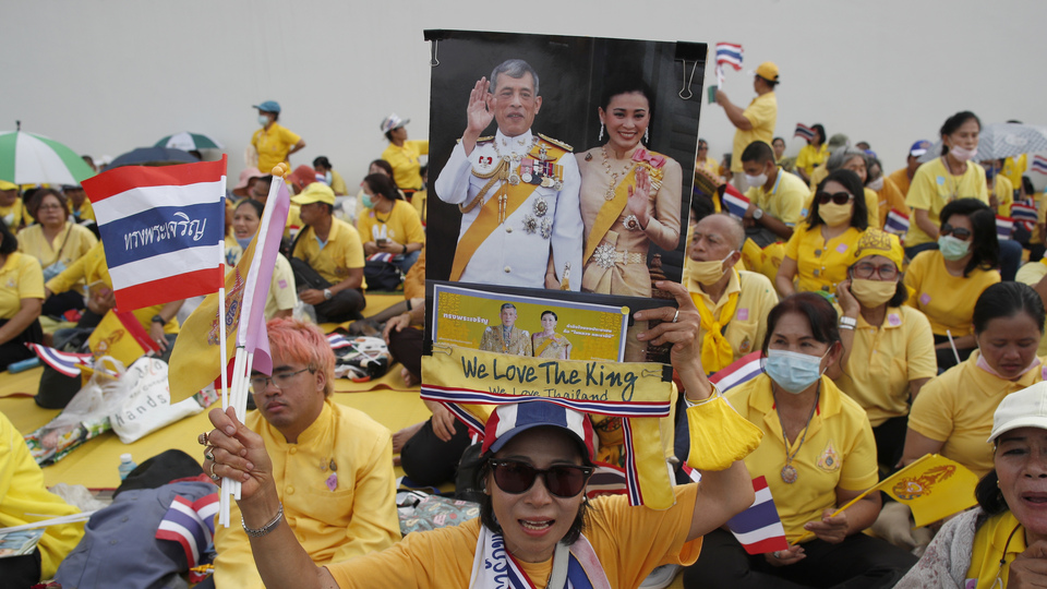 Tayland'da monarşi yanlıları sokağa indi