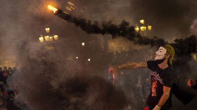 İspanya sokaklarında 'Kovid-19 tedbiri' çatışmaları