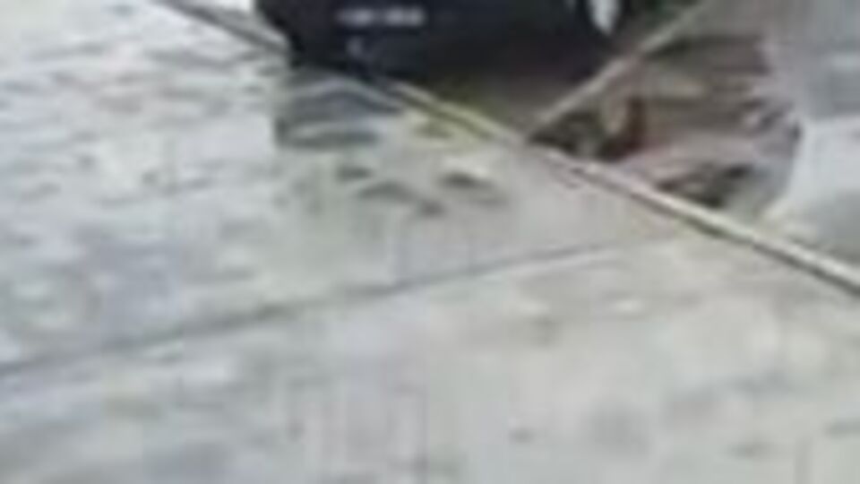 Temizlik görevlisinden örnek davranış!