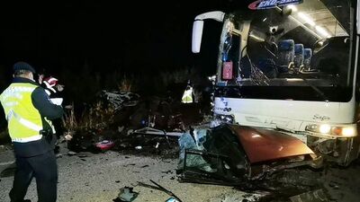 Feci kazada otomobil ikiye bölündü 2 kişi öldü!