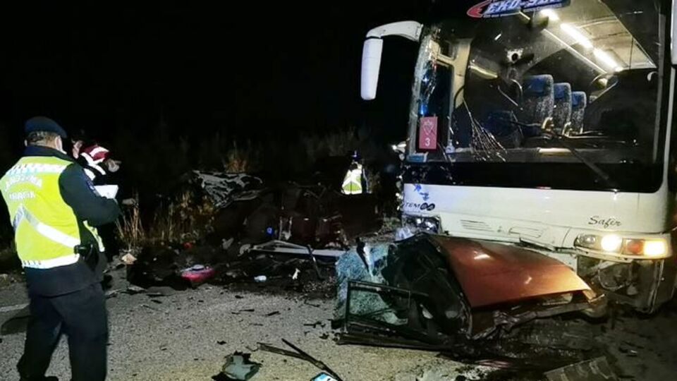 Feci kazada otomobil ikiye bölündü 2 kişi öldü!