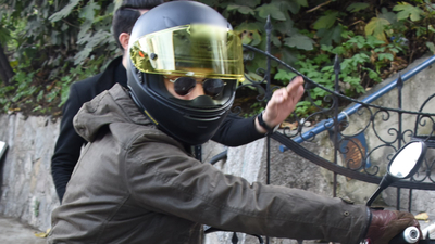 "Yeni proje tekliflerini okuyorum"