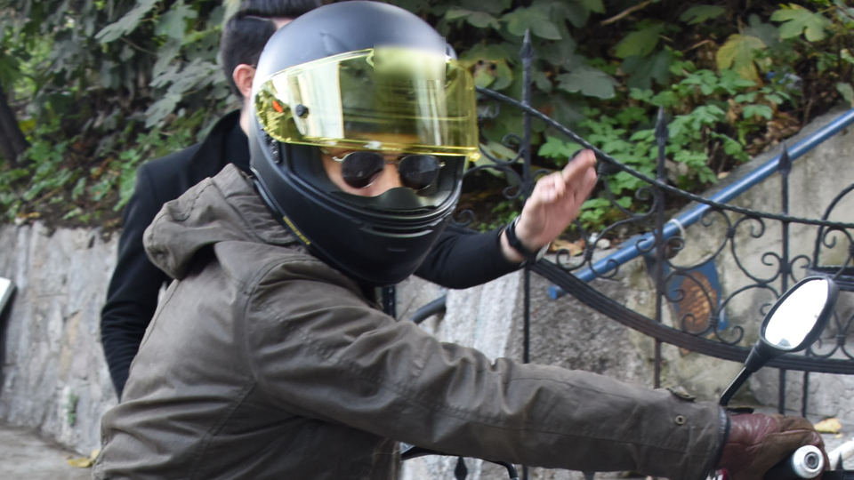 "Yeni proje tekliflerini okuyorum"