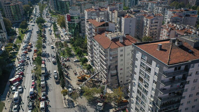 Bornova'da 2 yıllık plazalar niye hasarlı?