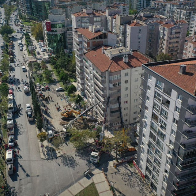 Bornova'da 2 yıllık plazalar niye hasarlı?