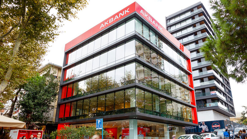 Akbank'tan İzmirli depremzedelere 3 ay erteleme