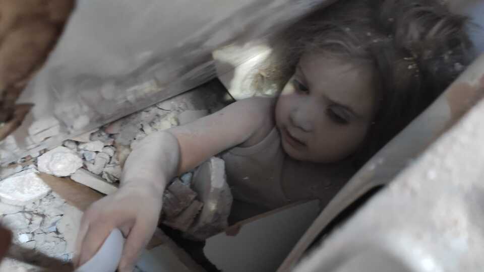 3 yaşındaki Ayda bebek 91'inci saatte enkazdan çıkarıldı