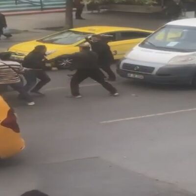 Yol kavgasında sopayla saldırdılar