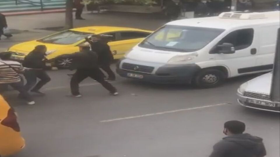 Yol kavgasında sopayla saldırdılar