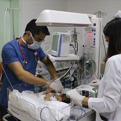 Tek kalp iki bebek... Yapışık siyam ikizleri Türkiye'de!