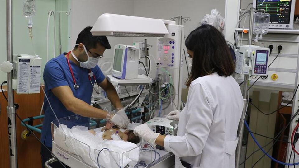 Tek kalp iki bebek... Yapışık siyam ikizleri Türkiye'de!