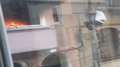 Yangından kurtulmak için 3.kattan atladılar!