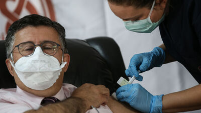 Covid-19 aşı gönüllüsü profesörden aşı açıklaması!