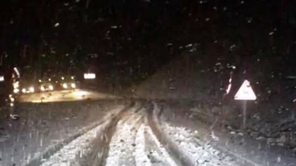 Karapet Geçidi'nde mevsimin ilk karı yağdı