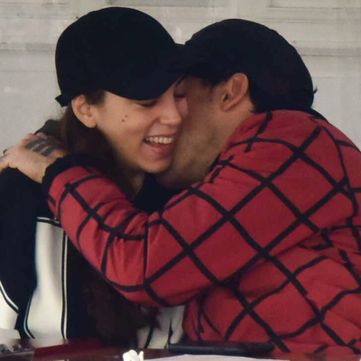 Hamile eşini öpmeye doyamadı