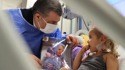 Bakan Koca, minik Elif ve Ayda'yı ziyaret etti