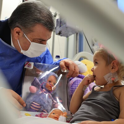 Bakan Koca, minik Elif ve Ayda'yı ziyaret etti