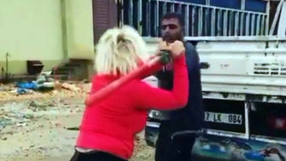Köpeklerin mamalarını çalan kişiyi beyzbol sopasıyla dövdü