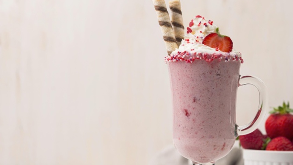 Çilekli milkshake nasıl yapılır?