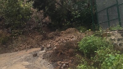 Rize'de heyelan köy yolunu kapattı!