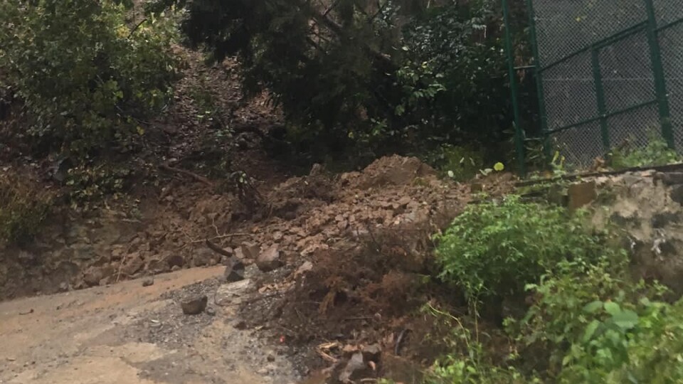 Rize'de heyelan köy yolunu kapattı!