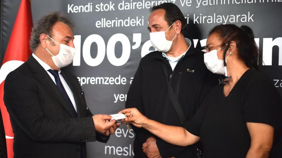 İzmir'de 200 depremzede aileye yeni ev 