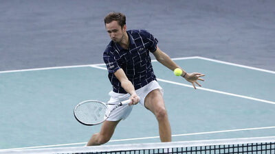 Paris'te finalin adı Medvedev-Zverev