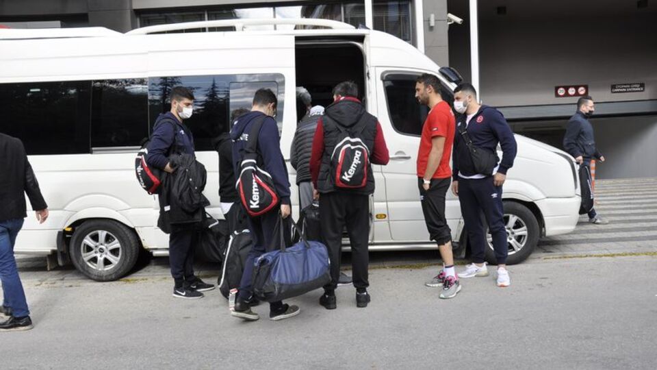 Hentbolda milli maça korona engeli