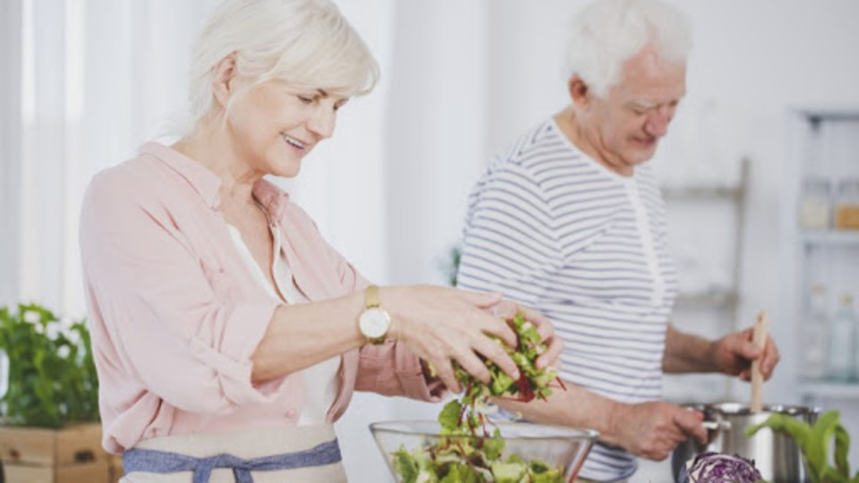 Yaşlılıkta beslenme nasıl olmalıdır?