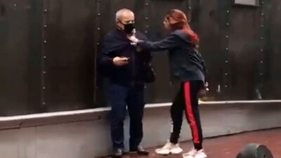 Genç kadın yaşlı adamı sokak ortasında dövdü!