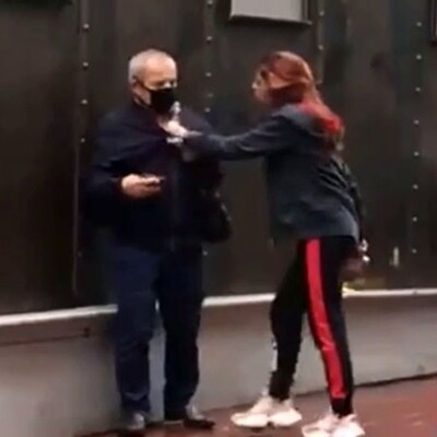 Genç kadın yaşlı adamı sokak ortasında dövdü!