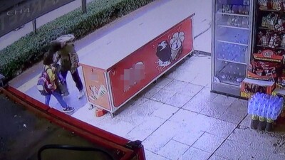 Maskesiz yürürken öğrencinin yüzüne hapşırdı!