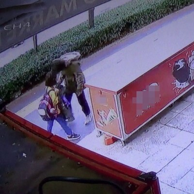 Maskesiz yürürken öğrencinin yüzüne hapşırdı!