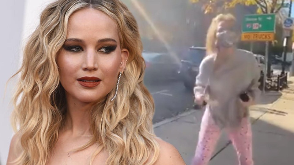 Sokakta pijamalarıyla dans etti