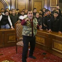 Ermenistan'da protestocular hükümet binasını bastı