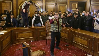 Ermenistan'da protestocular hükümet binasını bastı